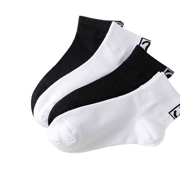 Frauen Brief Drucken Baumwolle Socken Schwarz Weiß Casual Sport Socke Geschenk für Liebe Freundin Hohe Qualität Großhandelspreis