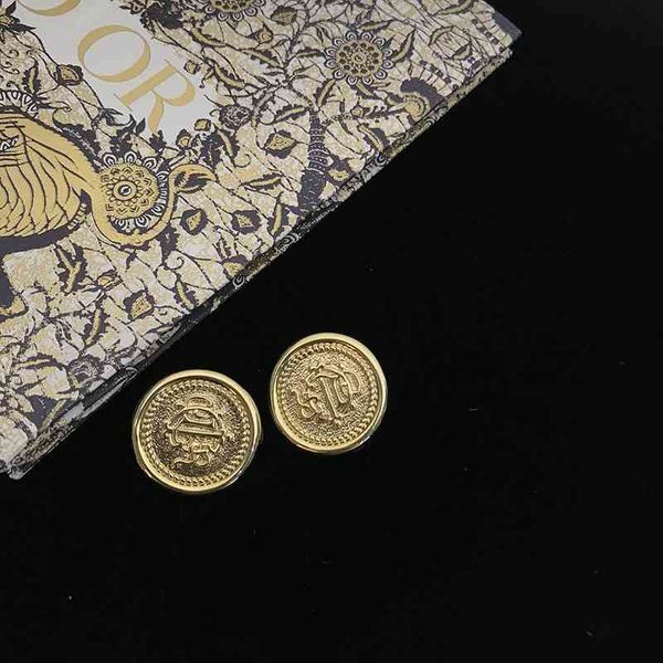 

2021 new designer years old family pattern medieval temperament round brand button vintage commuter clip without hole, Golden
