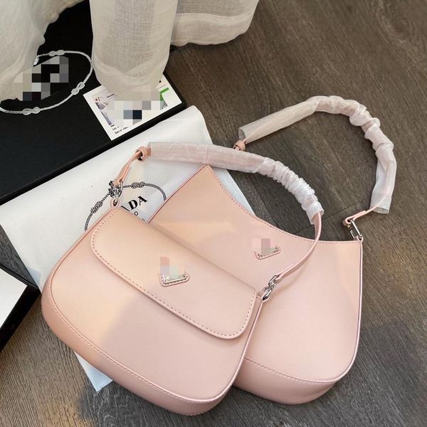 

liu wen's new hobo armpit bag with p family 2021