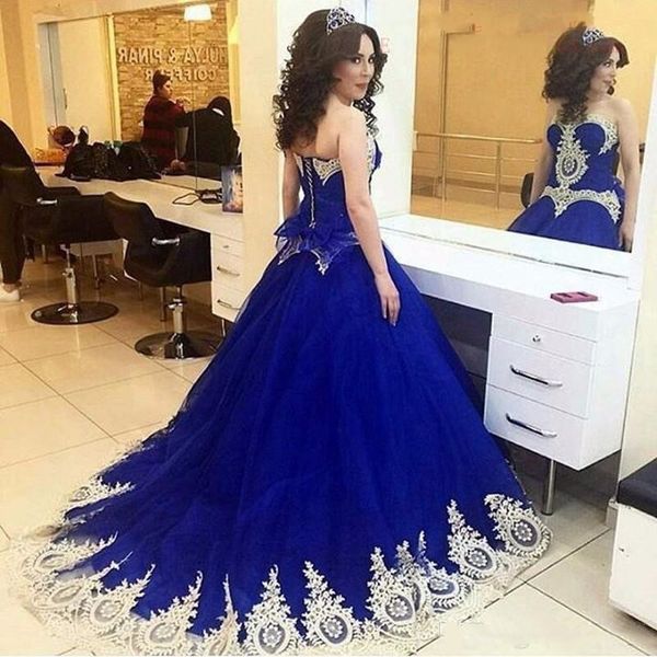 2022 Arabo Saudita Royal Blue Quinceanera Abiti Corte Treno Gold Pizzo Appliques Prom Party Sweetheart Gowns per Dolce 15 Vestidos