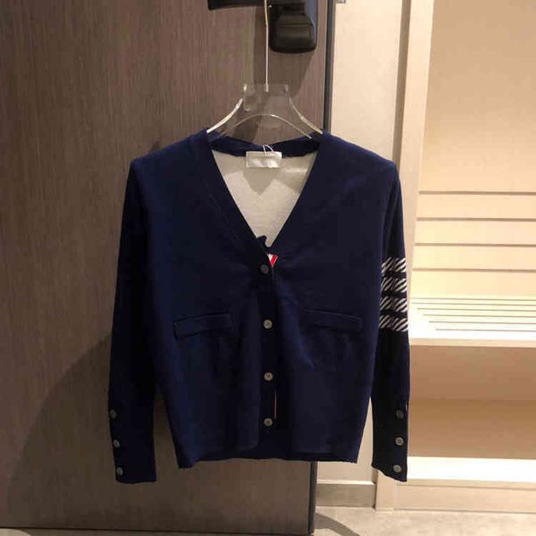 

2022 factory wholesale new model + college wind dolphin v-neck knitted cardigan in early autumn 21, feminine temperament, commuting with thi, White;black