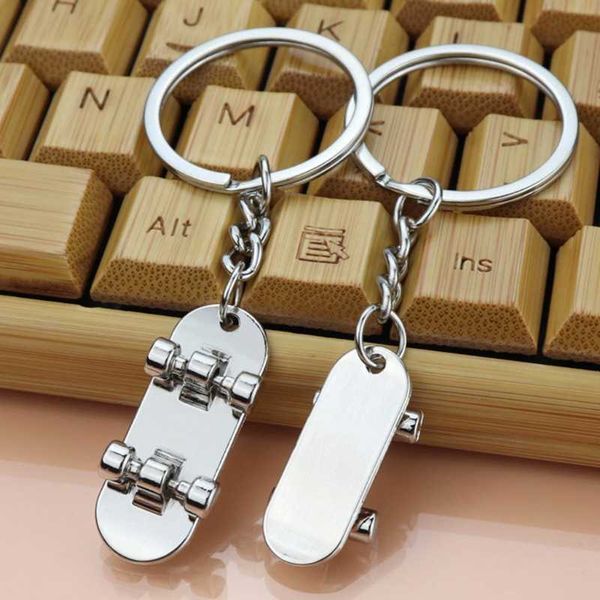 2 pcs amantes scooter keychain novidade casual metal trinket casal skate chaveiro casal titular chave trinket encantos g1019