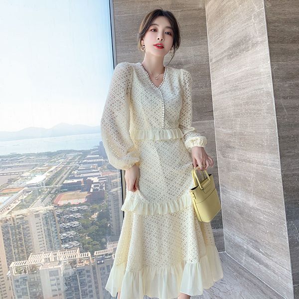 Frühling Koreanische Frauen Vintage V-ausschnitt Aushöhlen Spitze Laterne Hülse Elegante Weibliche Casual Beige Schlank Party Kleider Vestidos 210514
