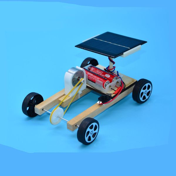 Scienza e tecnologia, piccola produzione di auto solari in legno, studenti di esperimenti scientifici creativi elettrici mettono insieme i giocattoli