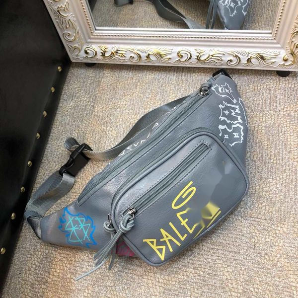 

luxury handbags and storage bale crossbody bag is made of oil wax