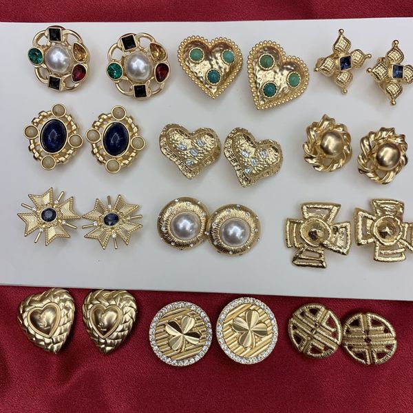 

VintageantiqueGoldenmetalinlaidwithcoloredgemstoneshighsenseofearClipforwomen
