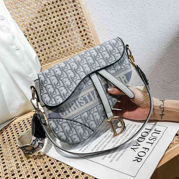 

japanese and korean fashion design d-shape saddle bag versatile large capacity portable one shoulder messenger for female students hand zl