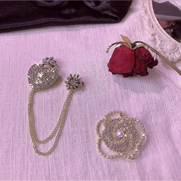 

new arrivals in 2021 european and american french retro flashing diamond love rose crown brooch high-quality chain brooch fashion all-match, Gray