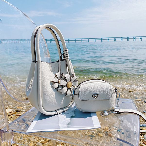 

2021 new korean vegetable basket portable bucket flower decoration single shoulder armpit messenger wing women's mother bag