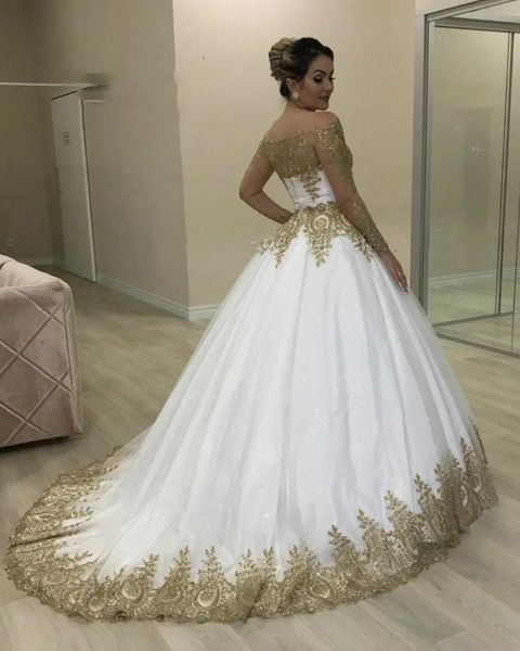 2022 Luxury Bling Dubai Abiti da sposa in oro bianco Abiti da sposa convenzionali Sheer maniche lunghe con spalle scoperte Bateau Neck Appliqued Spark355r