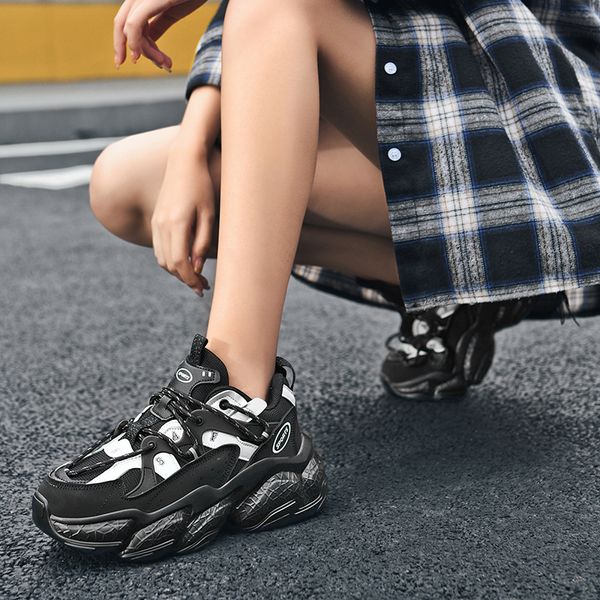 

2021 spring new couple sports shoes rubber height increasing black white leisure breathable grid cloth shoes lace-up
