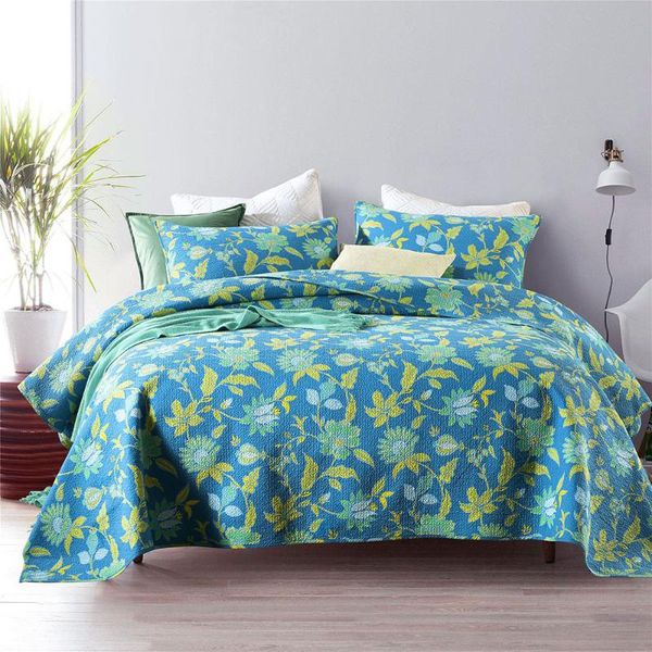 

bedspread on the bed 3pcs cotton quilts for with 2 shams king queen size coverlet summer quilted blanket blue print comforters & sets