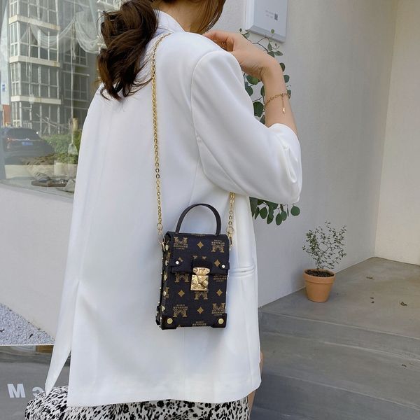 

designer wind mini chain female letter printing mobile phone pu leather fashion vertical rivet messenger bag handbags outlet, Black;red