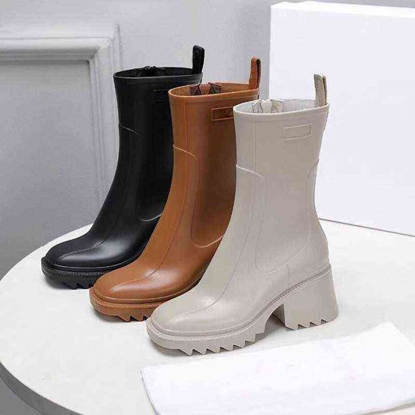 2021 Runway de marca Mulheres tornozelo PVC Rainboots Altura de calcanhar robusto Aumentar botas curtas Botas de motocicletas únicas para as mulheres Y1105