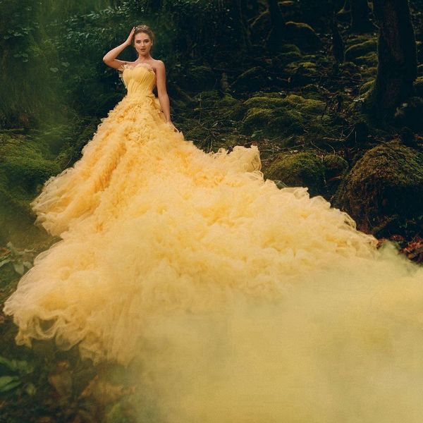 Amarelo Tulle Jardim Prom Vestido Ruffles Strapless Sweetheart Formal Vestidos de Noite com Long Train Photoshoot Robe de Mariée