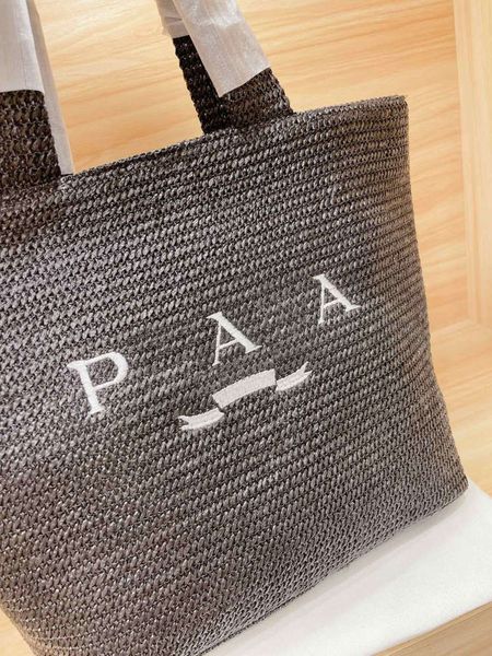 

2021 shopping bag portable black curve design elegant fashion casual versatile light and large capacity high-end brand temperament designer