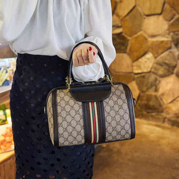 

2022 factory outlet online capacity women's bag pillow messenger