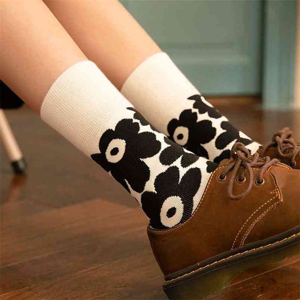 Ca078 5Pairs / Pack Bonito Sock Estilo Japonês Mulheres Flor Meias de Algodão Meninas Confortáveis ​​Bezerro Meias Preto Branco Café 210720