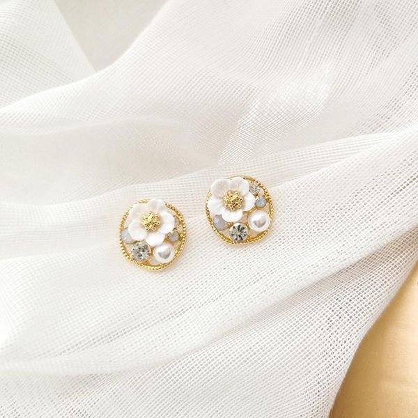 

fashion sweet pearl flowers earrings contracted joker geometric circular temperament stud women fresh, Golden;silver
