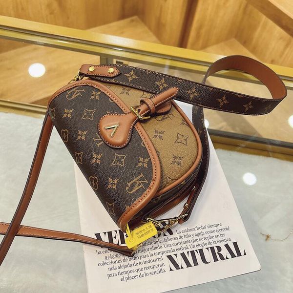 

wholesale factory ladies leathers shoulder bags classic retro printed crossbody bag street trend contrast color leather handbag flip letter, Black;red