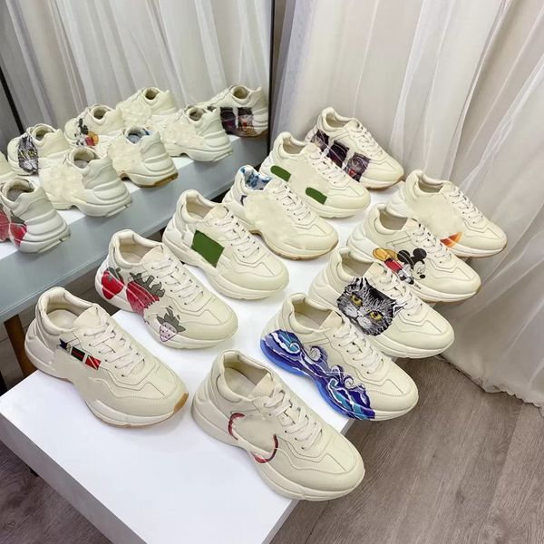 

2022 luxury designer rhyton shoes dad shoes men women sneakers bee vintage chaussures ladies platform sports trainers strawberry wave mouth