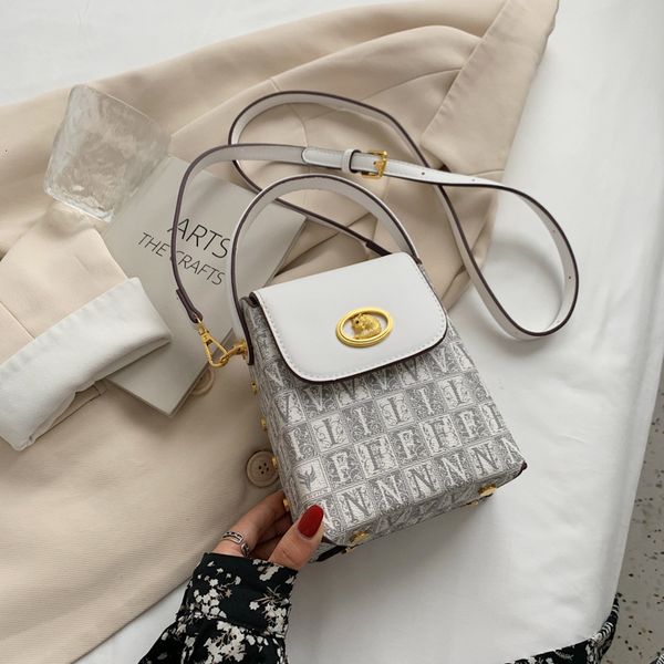 

luxurys designers felicie handbags purse hong kong case bag 2021 fashion pearl chain white small hand bill of lading shoulder messenger mobi, Black;red