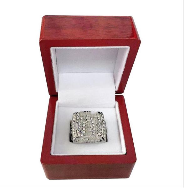 

2006 indianapolis championship ring in a beautiful wooden case, Golden;silver