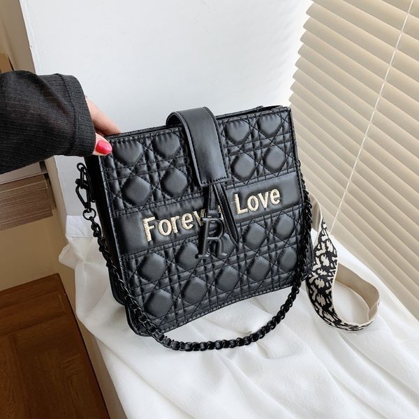 

design jewelry new net red women's leisure personalized sewing shoulder letter chain portable messenger bag