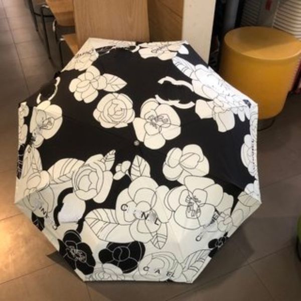 Ombrelli neri da esterno vintage Designer di lusso C Stampa di fiori bianchi Ombrello pieghevole a prova di pioggia per le donne presenti