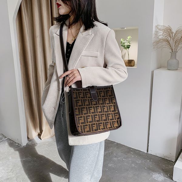 

designer handbags women's new 2021 trend messenger ins with large capacity single shoulder armpit simple women's bag