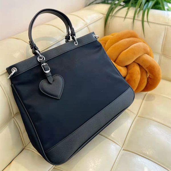 

2022 women shoulder bags black crossbody shopping bag fashion lady handbags purses large capacity totes travel beach handbag heart tag 2 sty