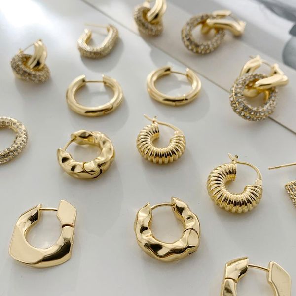 Hoop Huggie Punk Goldene klobige unregelmäßige gehämmerte Ohrringe für Frauen minimalistische geometrische gedrehte polierte Ohrring-Creolen Geschenk