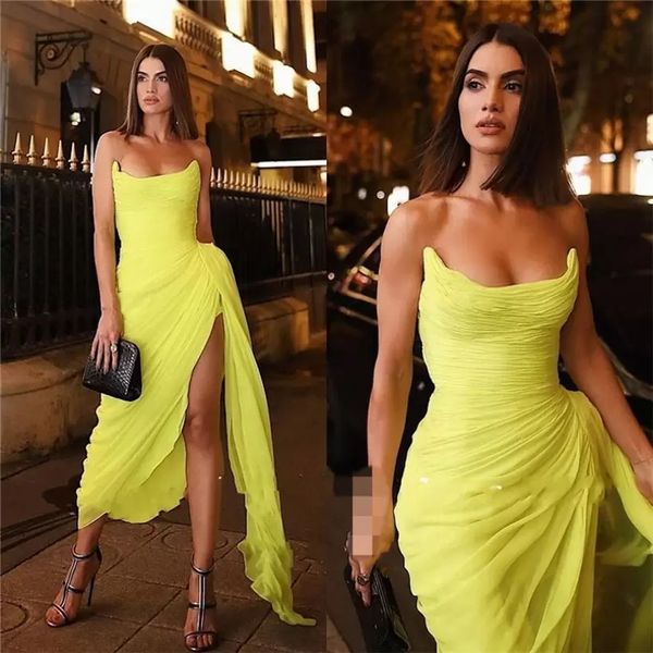 Abiti da cocktail neri Chiffon giallo Pieghettato da sera Arabo saudita Donna Split Abiti da festa formale Plus Size Prom Dress robe de soiree M55