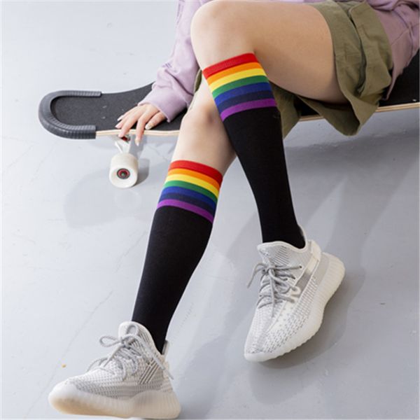 Дизайн японские хлопчатобумажные полосы радуги колена носки рождественские подарки теплые чулки хараджуку милый корейский средний носок для женщин девушек