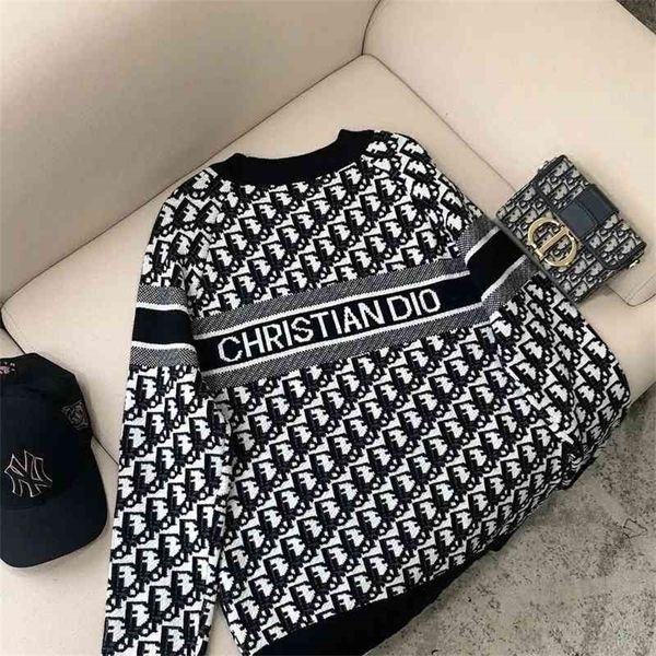 

[correct pattern]new popular letter printed pullover sweater loose version for men and women, Black;brown