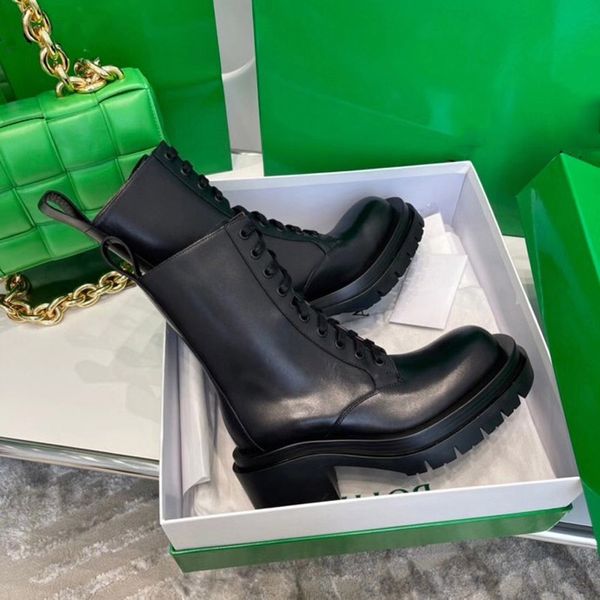 2021 Outono e inverno As novas botas de tornozelo femininas são elegantes para aumentar a altura dos saltos altos de couro 7cm