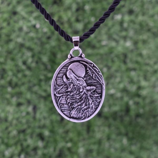 

oval alloy wolf howling at the full moon necklace animal pendant chains, Silver