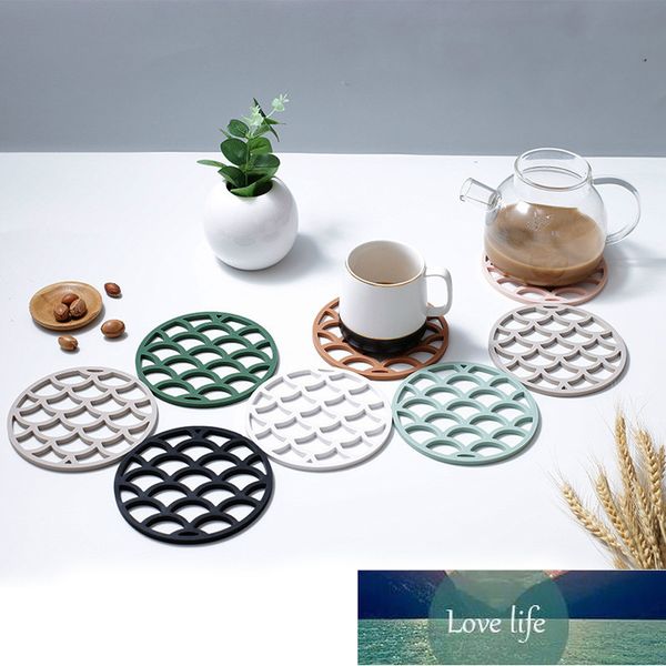 Round Hollowing Out Fish Scale Design Tavolo da pranzo Mat Sottobicchieri per bevande Isolamento da cucina Hot Pad Tovaglietta in silicone