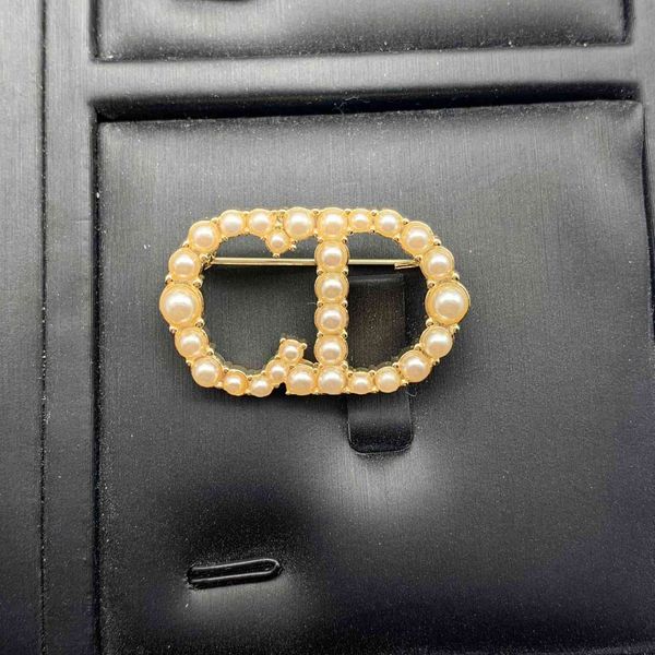 

2021 new designer letter pearl women's net red temperament pin accessories, Gray