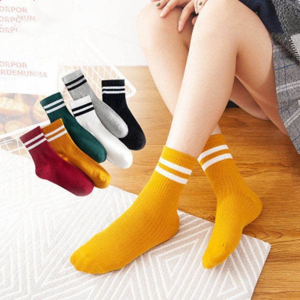 Koreanische Damensocken Harajuku Strumpf Mode Lässig Winter Gestreifte Socken für Mädchen Hochwertige Baumwollsocke Brief Atmungsaktive Sportstrümpfe Großhandel