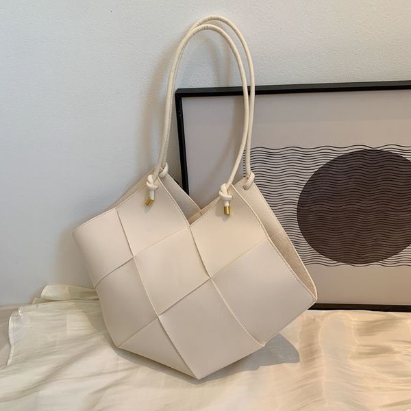 

large capacity bag women's summer 2021 new fashion foreign style hand solid color single shoulder