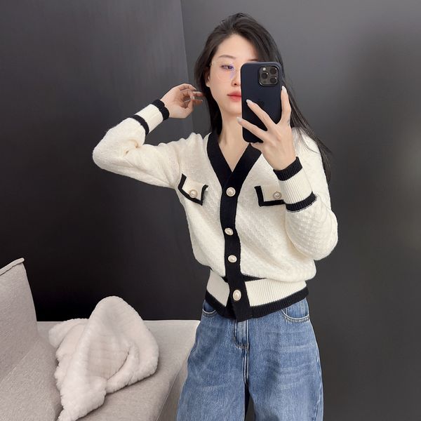 

2022 early spring new style modern street hit color black and white v-neck metal buttons ladies knitted long-sleeved cardigan