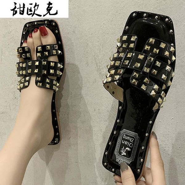 

2021 summer new women flat heel slippers rivet fashion women walking comfortable slippers outer wear beach shoes woman, Black
