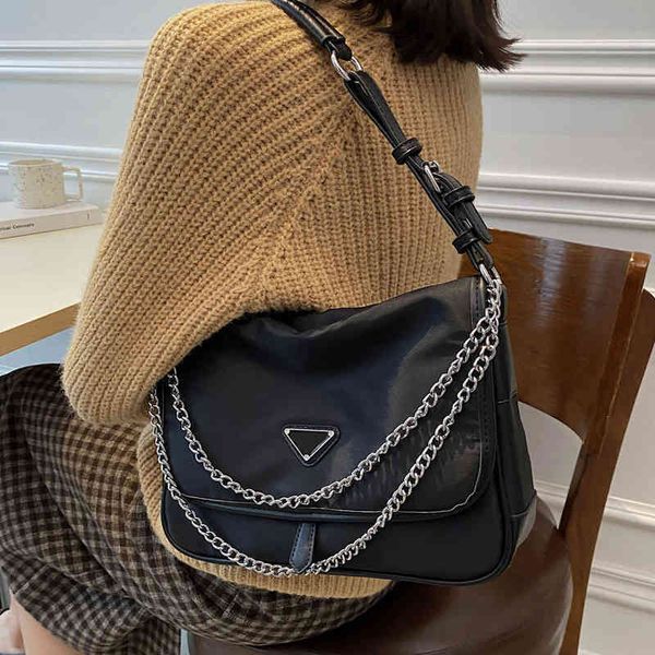

2022 latest handbag factory store on large capacity women's autumn winter canvas chain messenger single shoulder armpit 1cxu