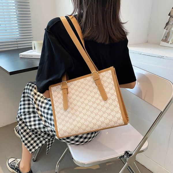 

tot 2021 fashion hand high capacity printed student shoulder women's bag