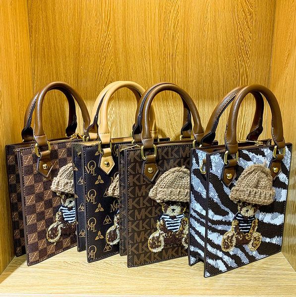 Venda por atacado senhoras bolsa de ombro retro bolsa de couro impresso rua tendência desenho animado decoração mulheres bolsas personalidade vertical moda snakeskin mochila