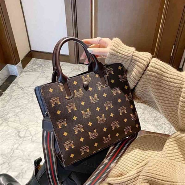 

2022 latest handbag factory store on small style on the popular texture, style, versatile printing, carrying cross