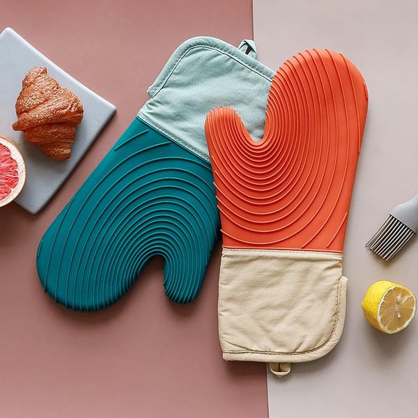 

ins kitchen microwave oven gloves, insulated against the upset silicone high-temperature baking gloves wholesale disposable