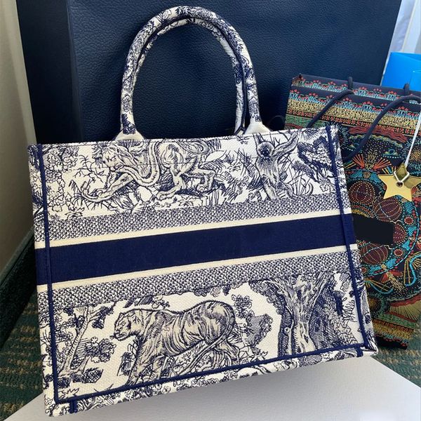 

2021 embroidery tote bag book lady designers luxurys large-capacity handbags paris latest handbag fashion retro canvas handmade pattern tige