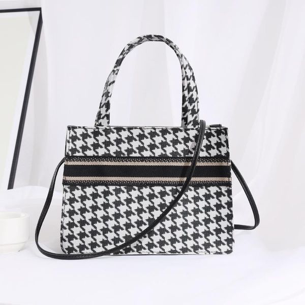 

2021 female tide spring new handbag bag printed foreign trade hit single shoulder messenger trend color cmvxn